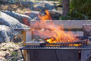 vuur in een roestige vintage grill buiten met onscherpe achtergrond foto