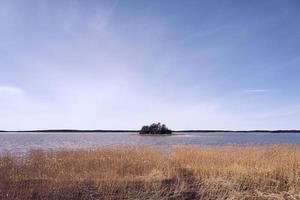 eiland aan de Oostzeekust in finland in het voorjaar foto