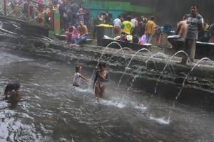 tegal, januari 2023. foto van bezig bezoekers ontspannende en genieten van de guci heet voorjaar bad.