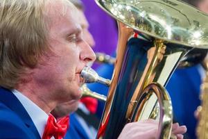 de musicus van de orkest Toneelstukken de trompet. foto