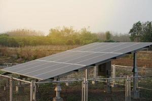 zonne- paneel of fotovoltaïsche geïnstalleerd Bij agrarisch Oppervlakte voor gebruik makend van elektriciteit in landelijk boerderij in Thailand. concept, hernieuwbaar, schoon alternatief macht technologie van natuurlijk bron. foto