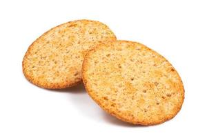 gebakken ronde kraker chips geïsoleerd Aan wit achtergrond. tarwe kraker chips geïsoleerd Aan wit achtergrond. geheel tarwe kraker geïsoleerd Aan wit achtergrond met knipsel pad foto