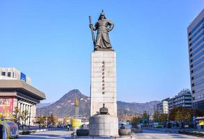 seoel, zuiden Korea - nov 14, 2017-de standbeeld van admiraal yi zonneschijn was opgericht Bij de voorkant van gwanghwamun vierkant, zuiden Korea. foto