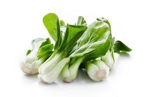 stapel van baby bok choy of pak choy geïsoleerd Aan wit achtergrond. hoop van bok choy geïsoleerd. groen bok choy geïsoleerd foto