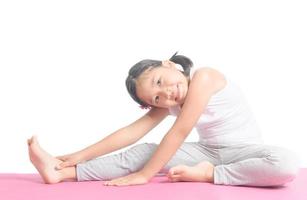 gezond Aziatisch kind oefening Aan yoga mat foto