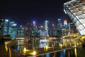 singapore-sep 04-de downtown of stad van Singapore in nacht tijd Aan sept. 04, 2014. de Oppervlakte in de omgeving van de jachthaven baai en louis vuitton gebouw foto