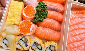 Zalm sashimi reeks in Japans restaurant, Japans voedsel foto