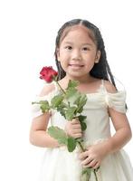 schattig weinig bruidsmeisje Holding rood roos, concept Valentijn foto