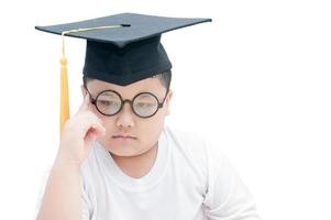 school- kind afstuderen denken met diploma uitreiking pet geïsoleerd foto