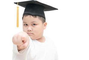 Aziatisch school- kind afstuderen met diploma uitreiking pet wees de vinger commando geïsoleerd foto