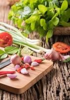 chili en ui Aan hout blok met Thais kruid groenten foto