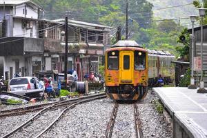 verschuiven, Taiwan - okt 10, 2017-de trein Bij verschuiven oud straat sectie van pingxi wijk heeft worden een van de beroemd toerist stopt langs deze lijn voor lancering lantaarn. foto