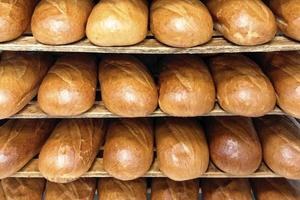 brood schappen staan in bakkerij of supermarkt foto
