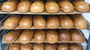 brood schappen staan in bakkerij of supermarkt foto