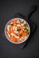 heerlijk schotel bestaande van stukken van gekookt kip, broccoli en wortels foto