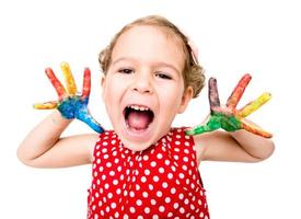 positief kind met kleurrijk handen foto