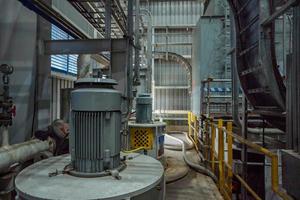 zee water inname pomp uitrusting Aan macht fabriek project. de foto is geschikt naar gebruik voor industrie achtergrond fotografie, macht fabriek poster en elektriciteit inhoud media.