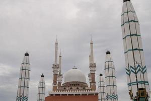 Super goed moskee Aan de semarang centraal Java, wanneer dag tijd met bewolkt lucht. de foto is geschikt naar gebruik voor Ramadhan poster en moslim inhoud media.