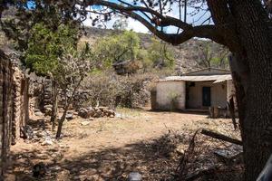 een verlaten landelijk huis in de bergen met cactus foto
