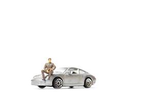 miniatuurmensen, zakenman zittend op een auto en kopieer ruimte voor tekst foto