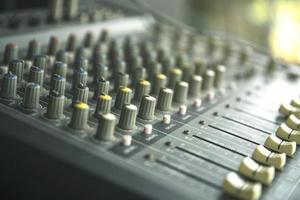 geluidsopname studio of sound music mixer bedieningspaneel foto