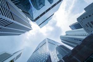 weergave van moderne zakelijke wolkenkrabber glas en lucht bekijken landschap van commercieel gebouw in een centrale stad
