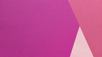 eenvoudig plat leggen met pastel textuur en driehoekige vormen. roze papieren achtergrond. Stock foto. foto