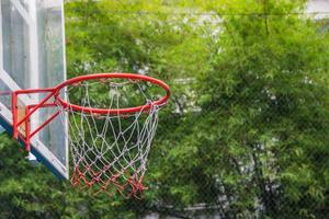 basketbalring in het park foto