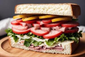 belegd broodje met ham, kaas en salade Aan een wit bord. belegd broodje met tonijn en groenten. generatief ai foto