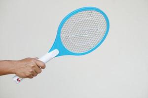 detailopname hand- houdt mug elektrisch vliegenmepper racket. concept, elektrisch apparaat naar doden muggen, insecten, bugs door meppen naar vliegend insecten. foto