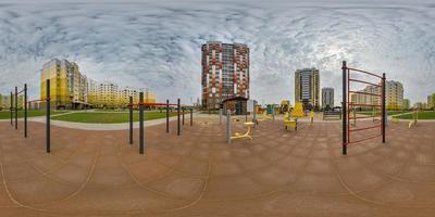 360 hdri panorama visie buitenshuis oefening uitrusting Sportschool tussen modern woon- complex met wolkenkrabbers en hoogbouw gebouwen in equirectangular bolvormig projectie klaar vr virtueel realiteit inhoud foto