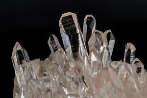 macro mineraal steen strass in Kristallen Aan een zwart achtergrond foto