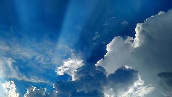 wolken en lucht achtergrond kopiëren ruimte blauw kleuren foto