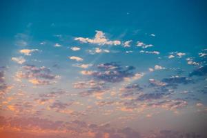 kleurrijke zonsondergang in een bewolkte hemel foto