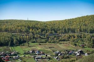 luchtfoto panorama van het dorp Kultuk met een heldere blauwe hemel in Rusland foto