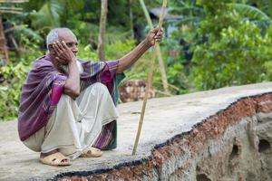 Bangladesh juni 27, 2015 een oud Mens is tonen waar is zijn vorige huis was Bij rasulpur, barisal wijk. foto
