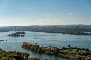 luchtfoto van een jachthaven in de rivier de angara in irkutsk, rusland foto