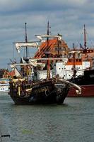 historisch retro toerist het zeilen boot binnengaan de Pools stad van gdansk foto