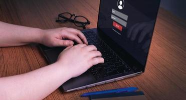 vrouw gebruik makend van laptop naar log in haar persoonlijk gebruiker. veiligheid informatie en encryptie. cyberveiligheid concept. beveiligen internet toegang. privaat digitaal koppel. foto