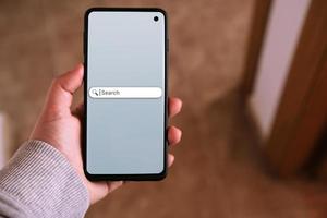 vrouw gebruik makend van smartphone met zoeken bar Aan scherm. zoeken motor optimalisatie seo. browser icoon. foto