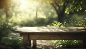 leeg houten tafel in natuurlijk groen tuin buitenshuis. Product plaatsing met zondag licht, genereren ai foto