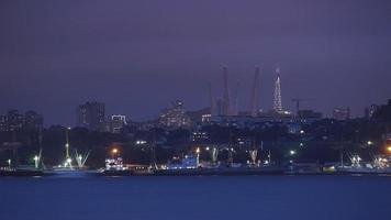 zeegezicht met schepen in een haven 's nachts in Vladivostok, Rusland