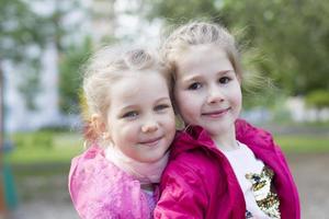 twee meisjes vriendinnetjes van elementair leeftijd buitenshuis. foto