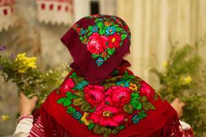 vrouw in een Russisch sjaal achterzijde visie. foto