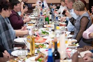 Russisch feest.wit-rusland, de stad van gomil, december 22, 2018. openbaar dining kamer. Russisch feest. een tafel vol van voedsel en drankjes. foto