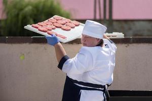 vrouw koken met half afgewerkt vlees producten. foto