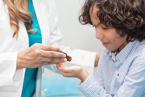 dokter geven een kind homeopathisch geneeskunde foto