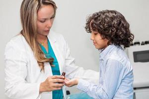 dokter geven een kind homeopathisch geneeskunde foto