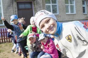 kinderen van kleuterschool voor een wandelen. foto