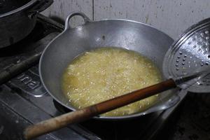 de pan is frituren de aardappelen Aan de fornuis foto
